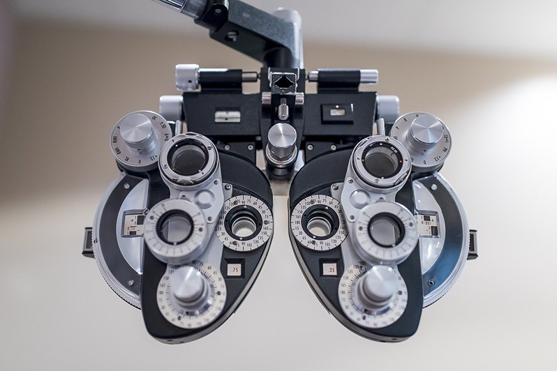 Over head refractor for visual acuity