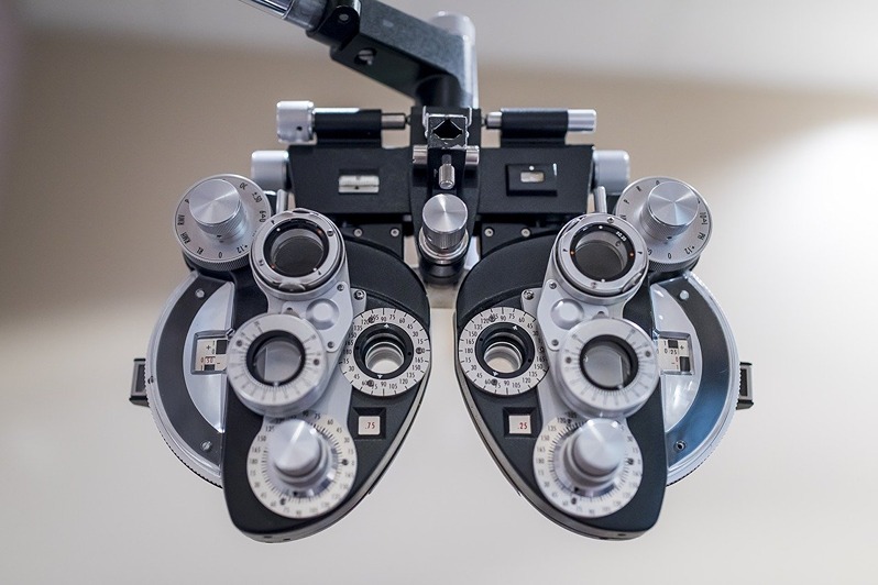 Over head refractor for visual acuity
